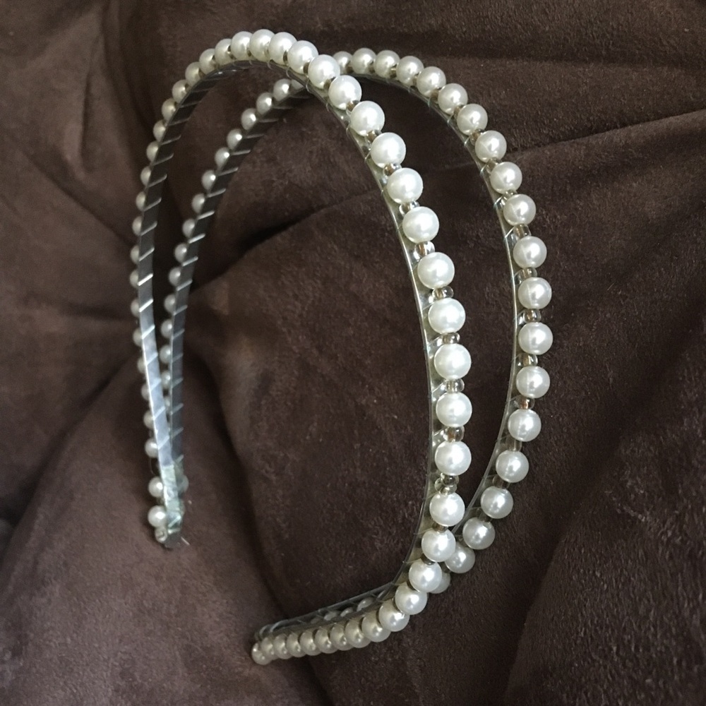 In bundle of 3 only please. Beautiful handmade faux pearl headband!